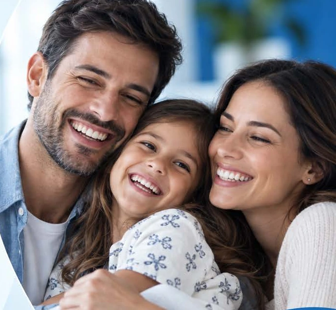 Família compartilhando um momento de alegria, imagem editorial.