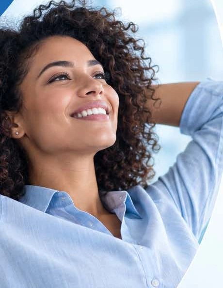 Mulher sorrindo em um momento de tranquilidade, imagem editorial.